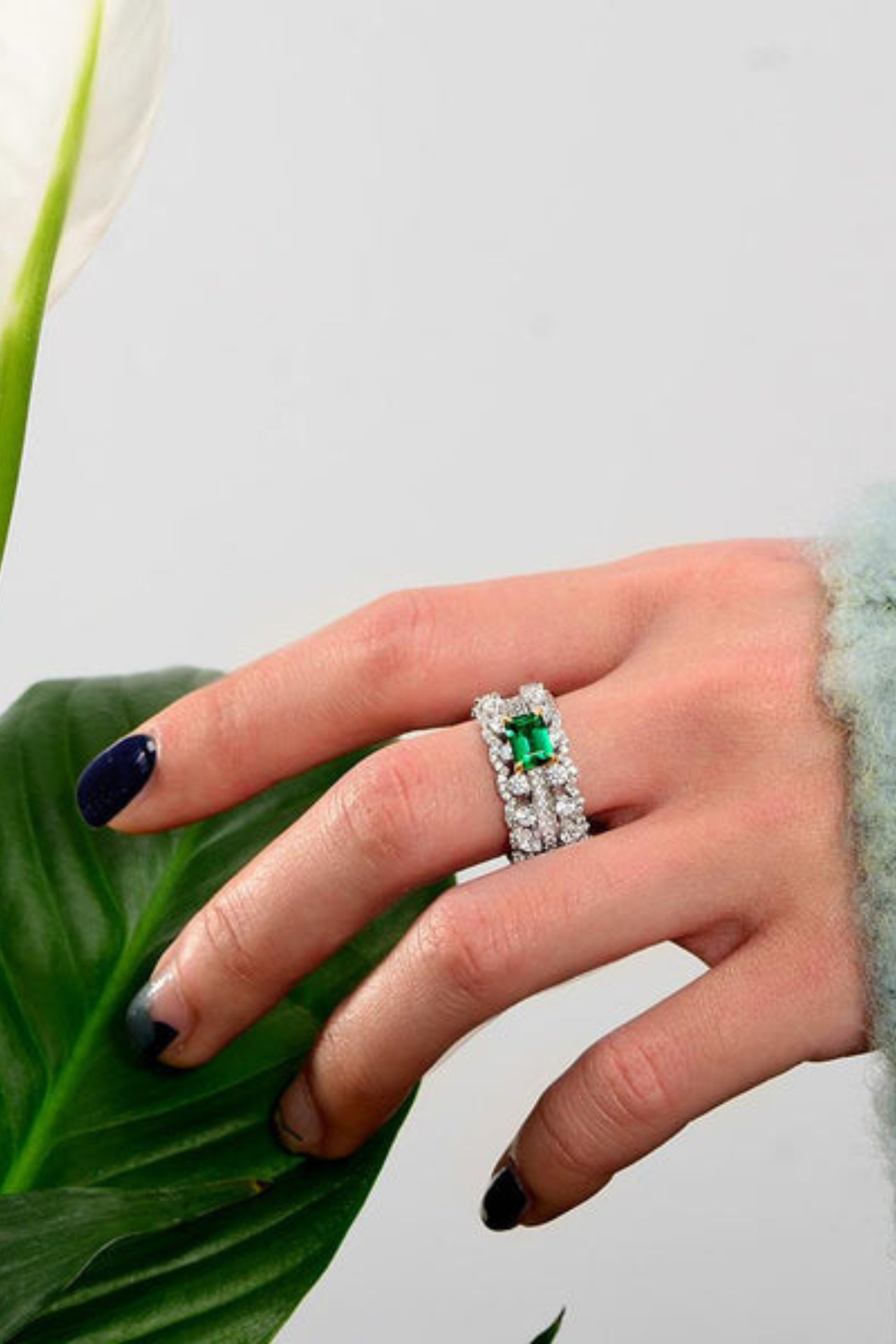 Anel de Esmeralda Clássico – Elegância Prata