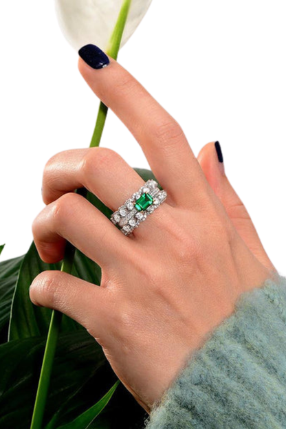 Anel de Esmeralda Clássico – Elegância Prata
