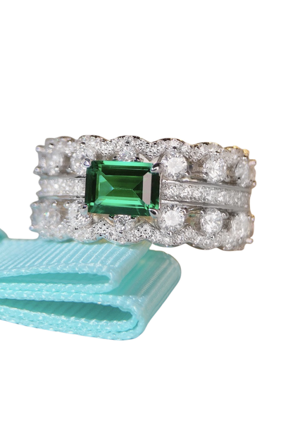 Anel de Esmeralda Clássico – Elegância Prata